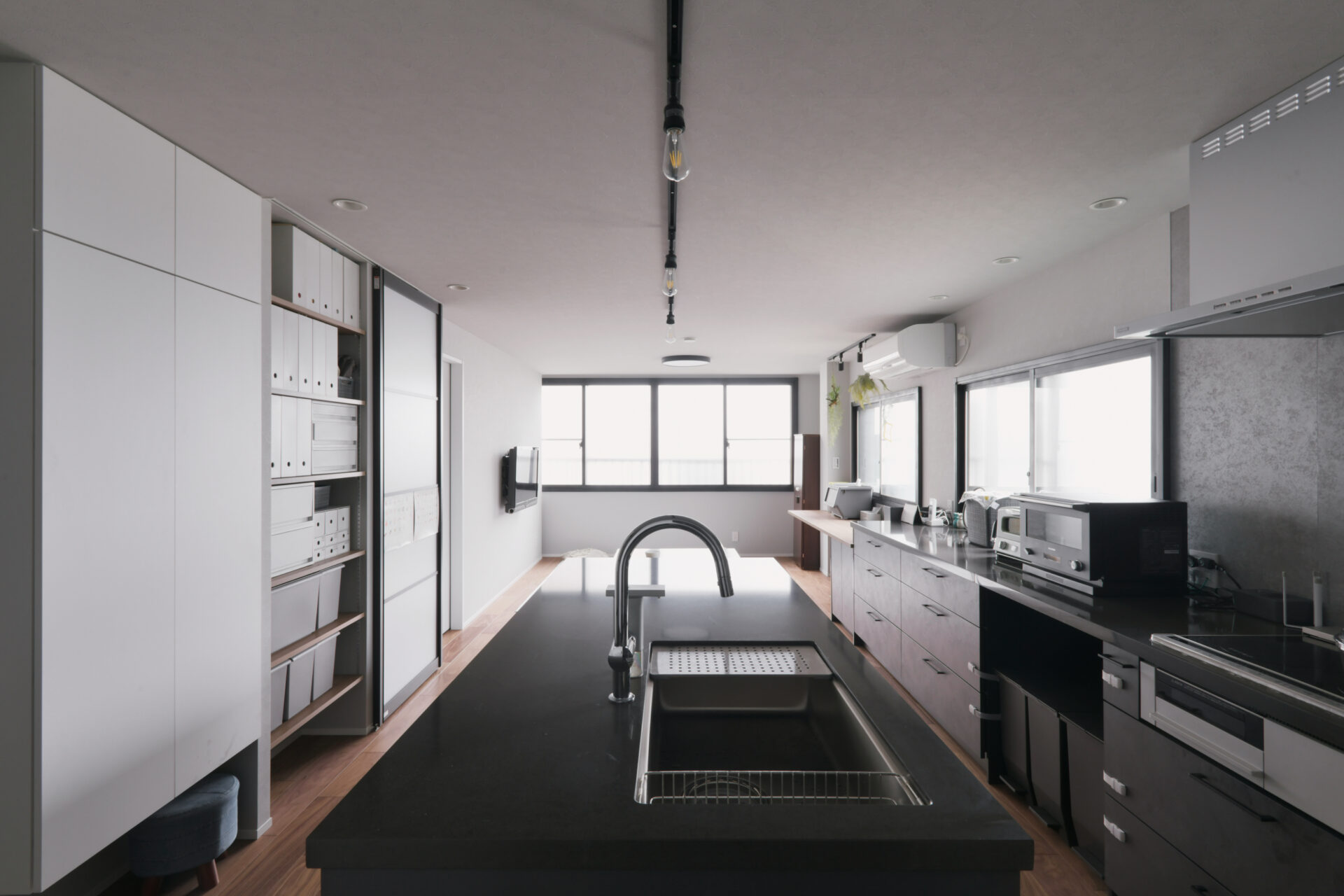 鉄骨3階建てのワンフロアに、ストレスなく暮らす機能美を凝らしたお家