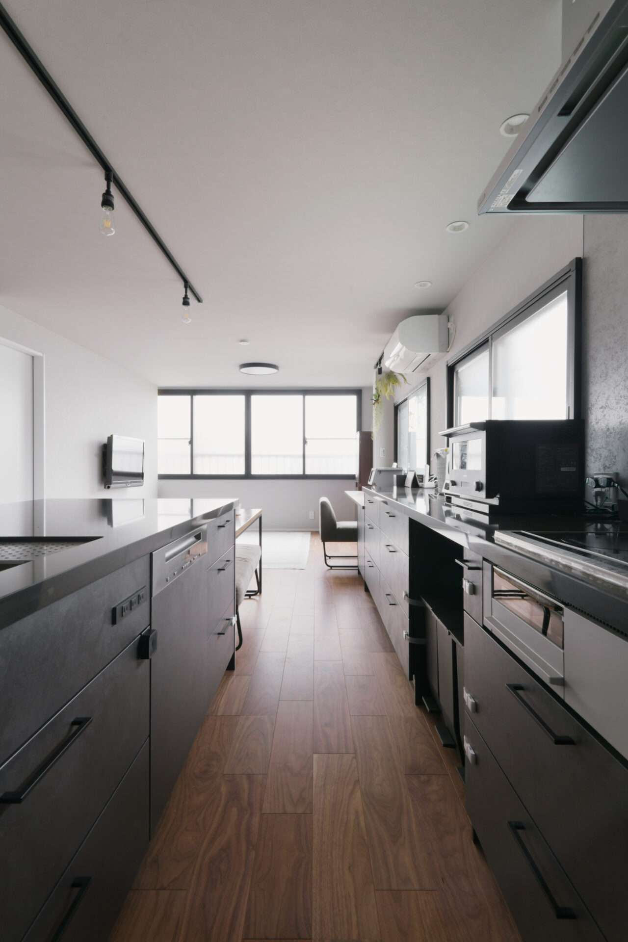 鉄骨3階建てのワンフロアに、ストレスなく暮らす機能美を凝らしたお家