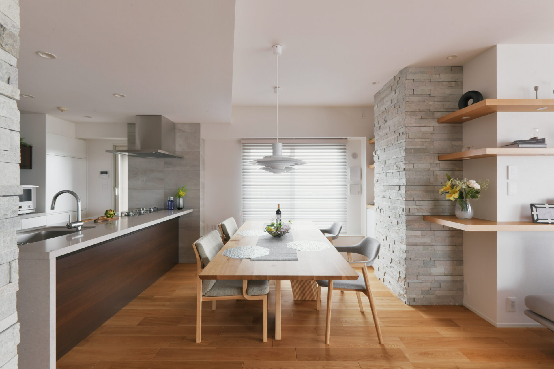 スタイリッシュと柔らかさを両立するナチュラルモダンなお家