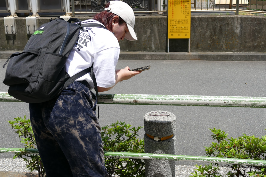 スマホで落ちもんの写真を撮るよっちゃん