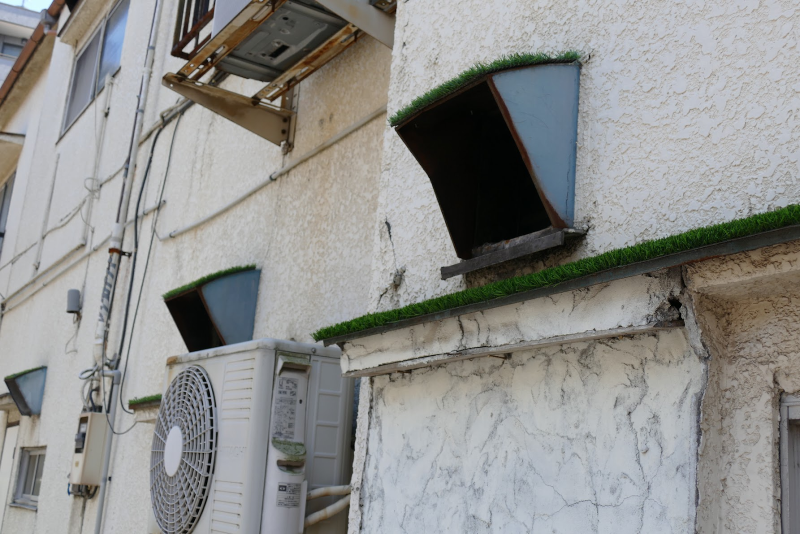 換気口の上に人工芝