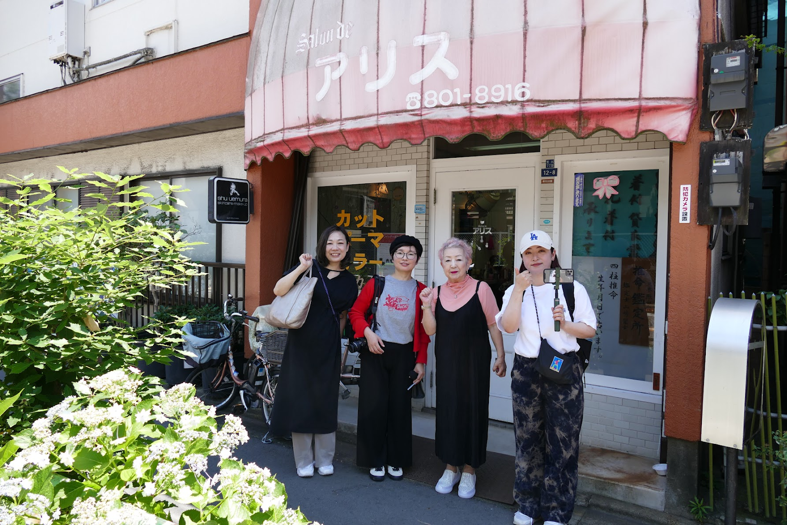 サロン・ド・アリスの店主さんと記念撮影