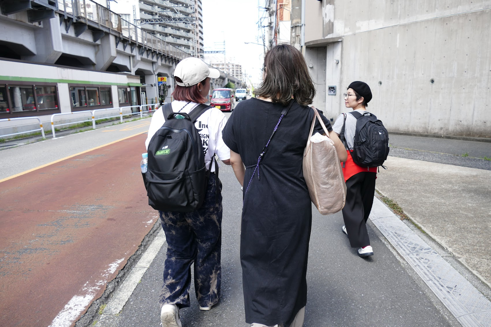 お散歩終盤の３人の背中