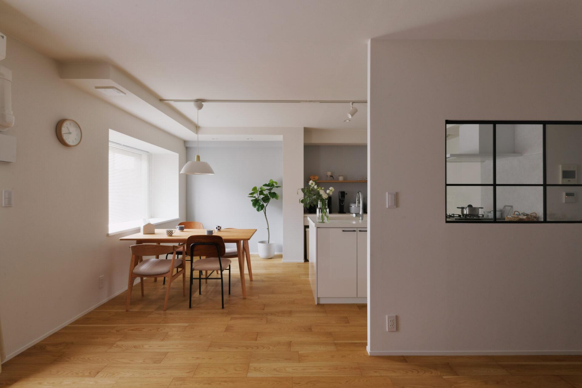 広々キッチンにゆったり収納。家族4人でのびのび過ごせる家。