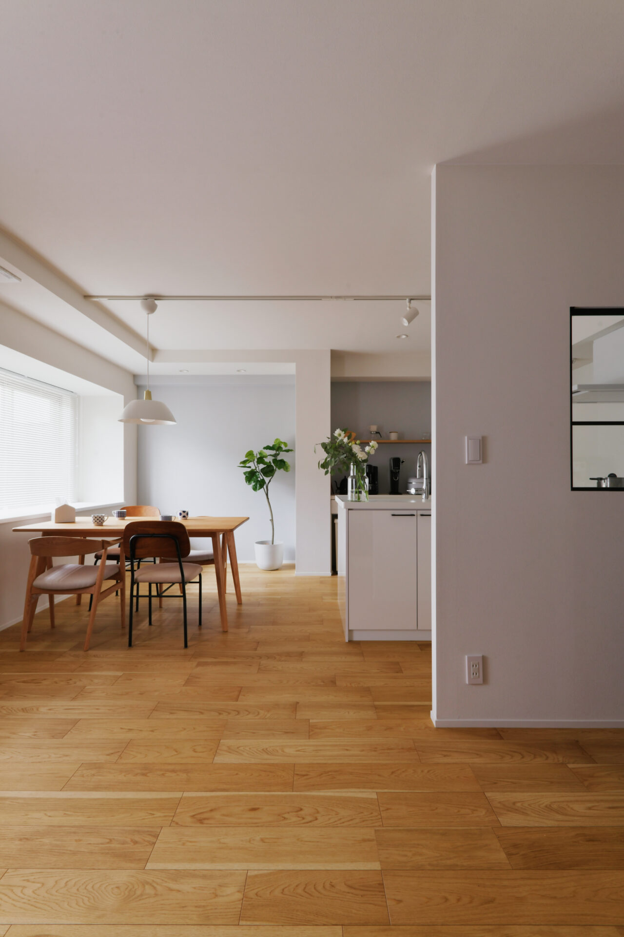 広々キッチンにゆったり収納。家族4人でのびのび過ごせる家。