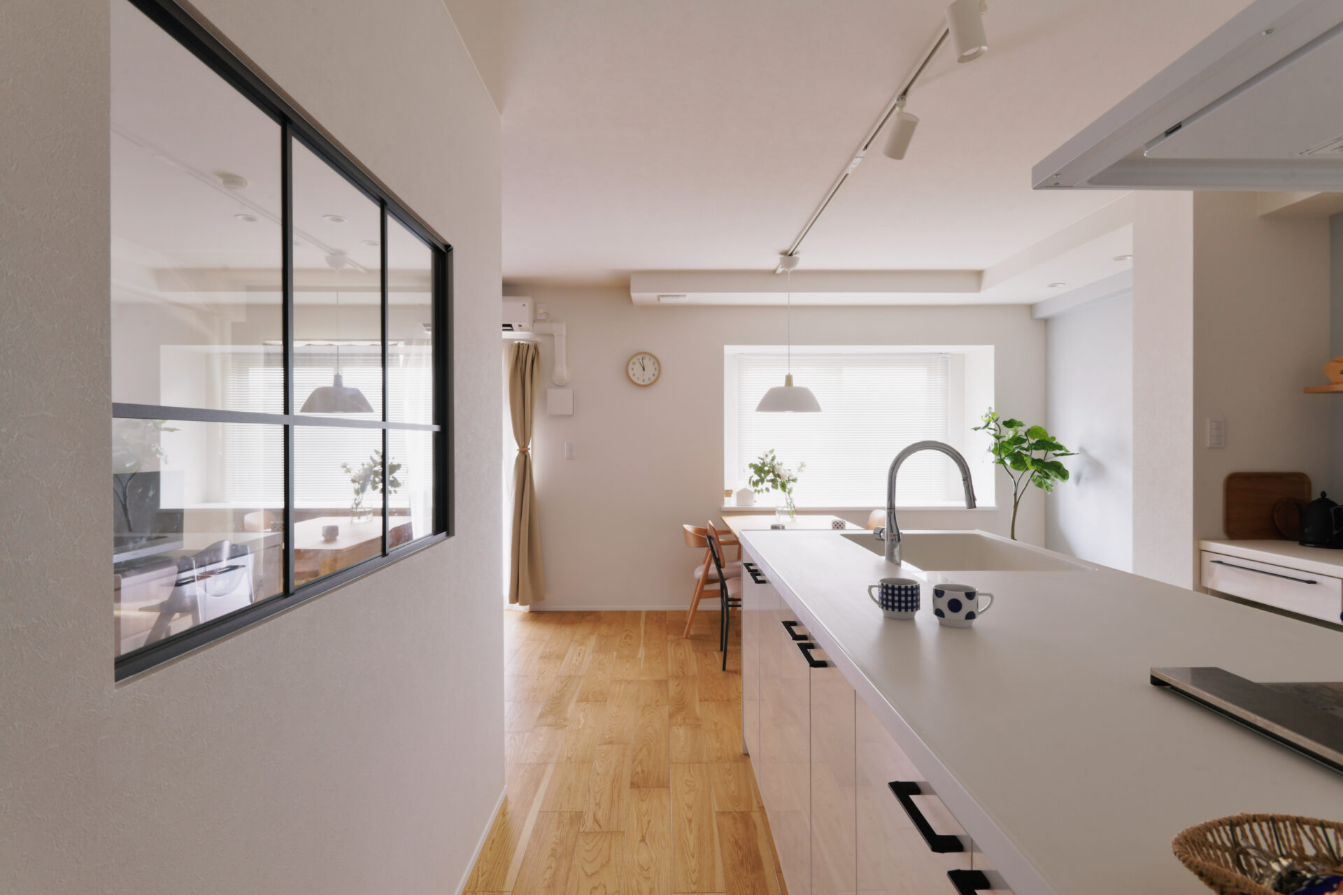 広々キッチンにゆったり収納。家族4人でのびのび過ごせる家。