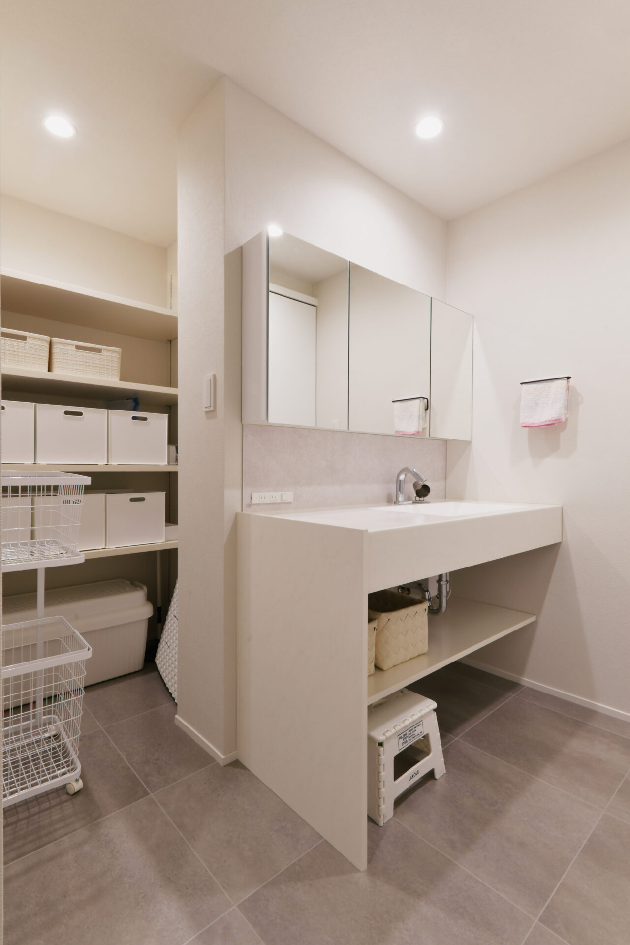 広々キッチンにゆったり収納。家族4人でのびのび過ごせる家。