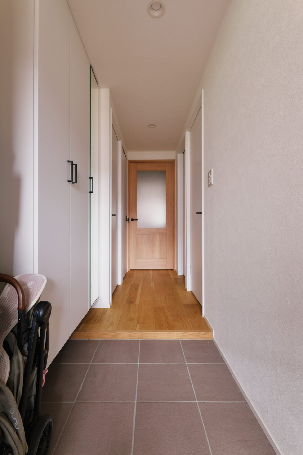 広々キッチンにゆったり収納。家族4人でのびのび過ごせる家。