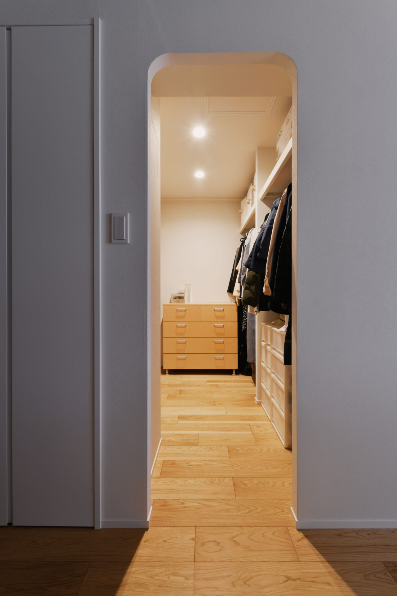 広々キッチンにゆったり収納。家族4人でのびのび過ごせる家。