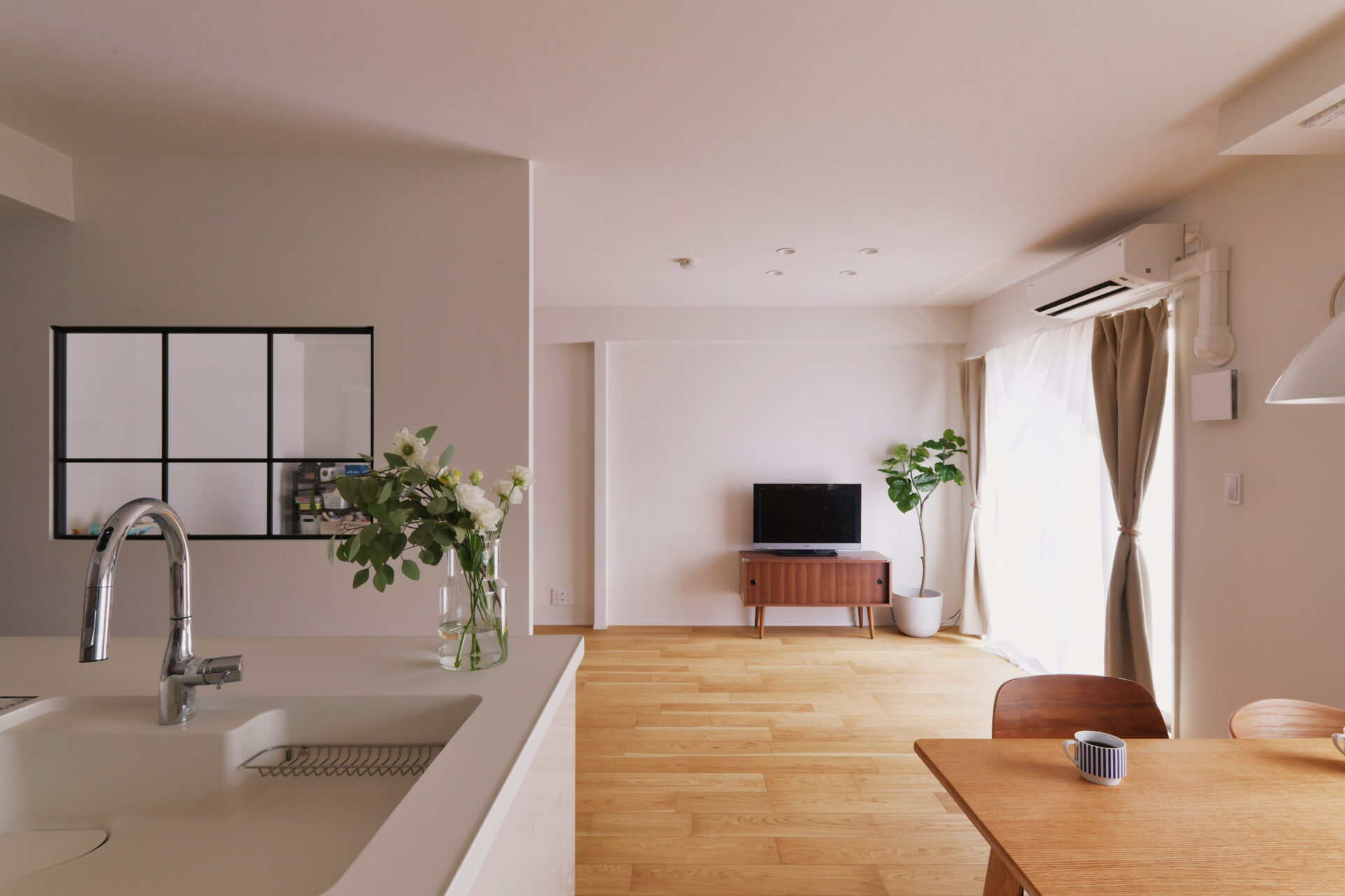 広々キッチンにゆったり収納。家族4人でのびのび過ごせる家。