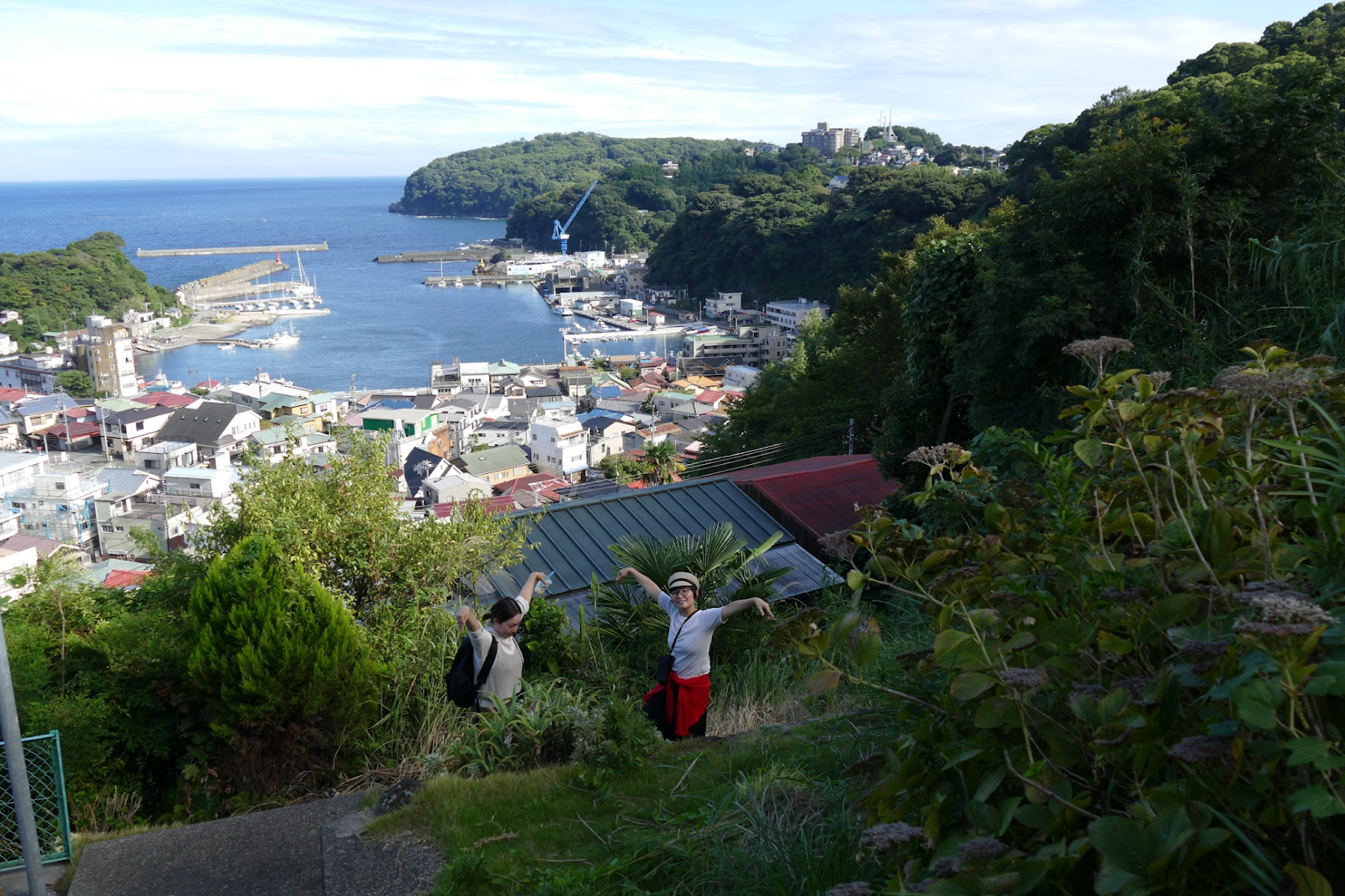 真鶴の海を背景にしたふたりの写真