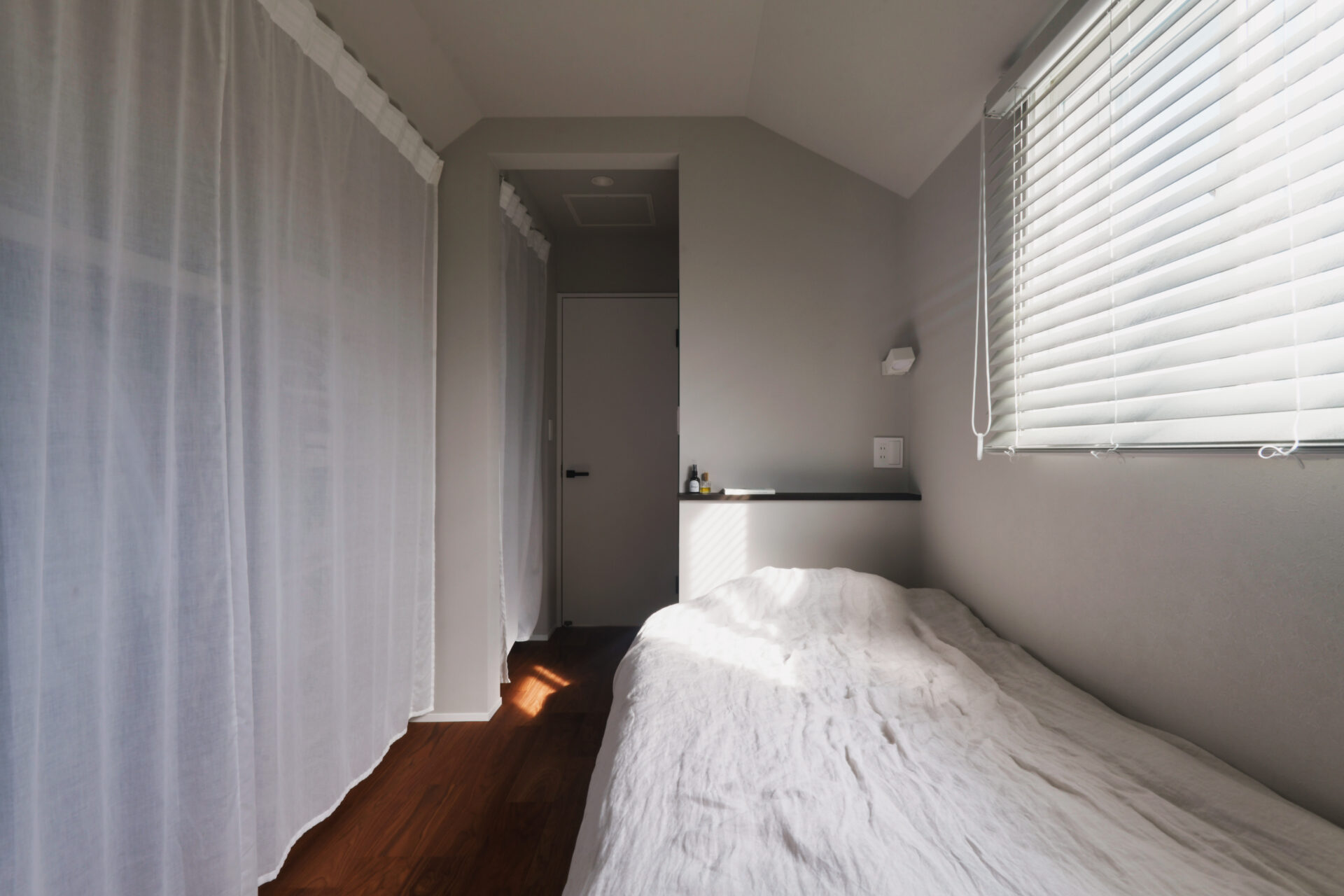 リノベーション事例_木造在来工法3階建て_寝室_施工後_小林 めぐみ_エントリエ