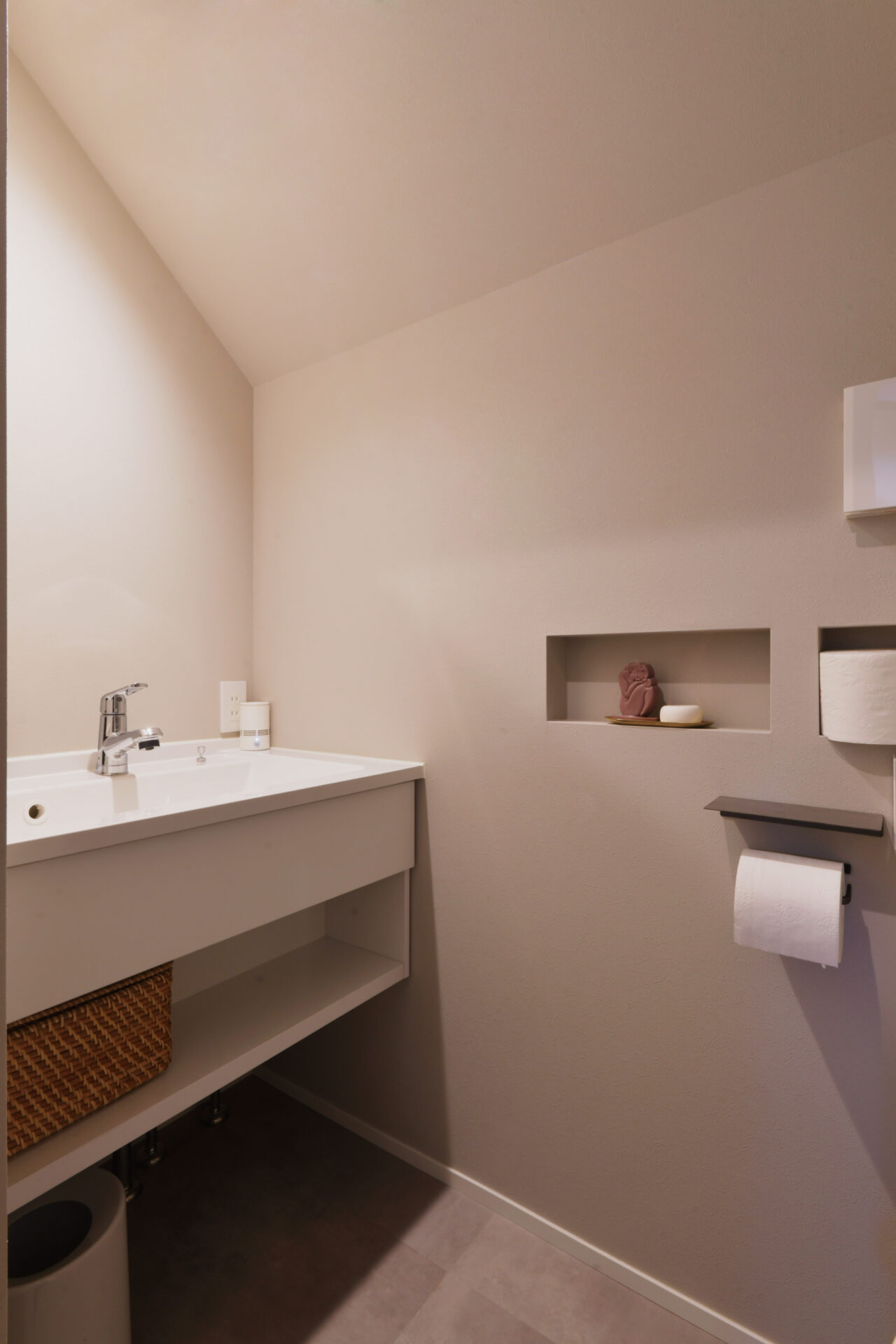 リノベーション事例_木造在来工法3階建て_トイレ_施工後_タイル_小林 めぐみ_エントリエ