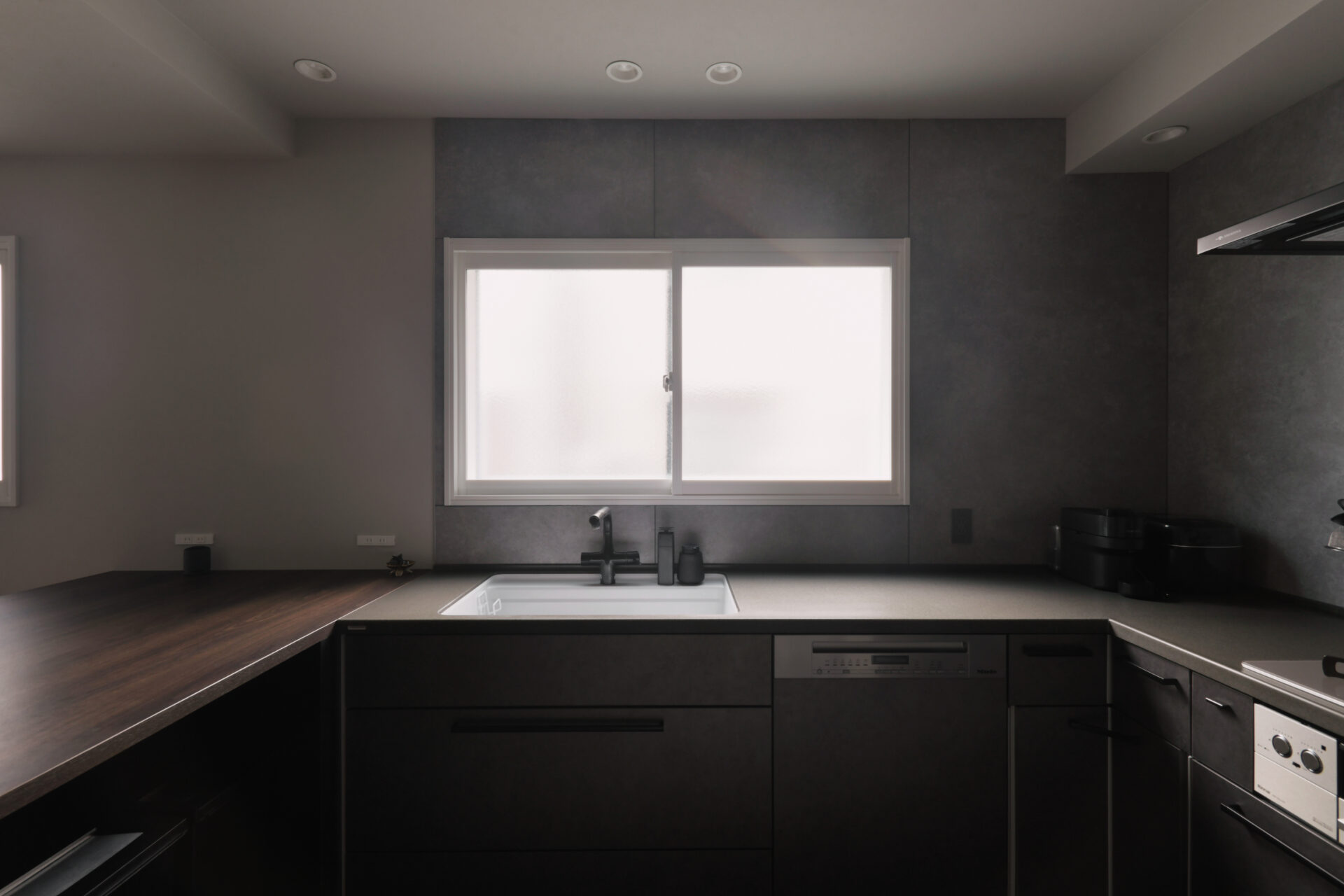 リノベーション事例_木造在来工法3階建て_キッチン_施工後_L型キッチン_小林 めぐみ_エントリエ