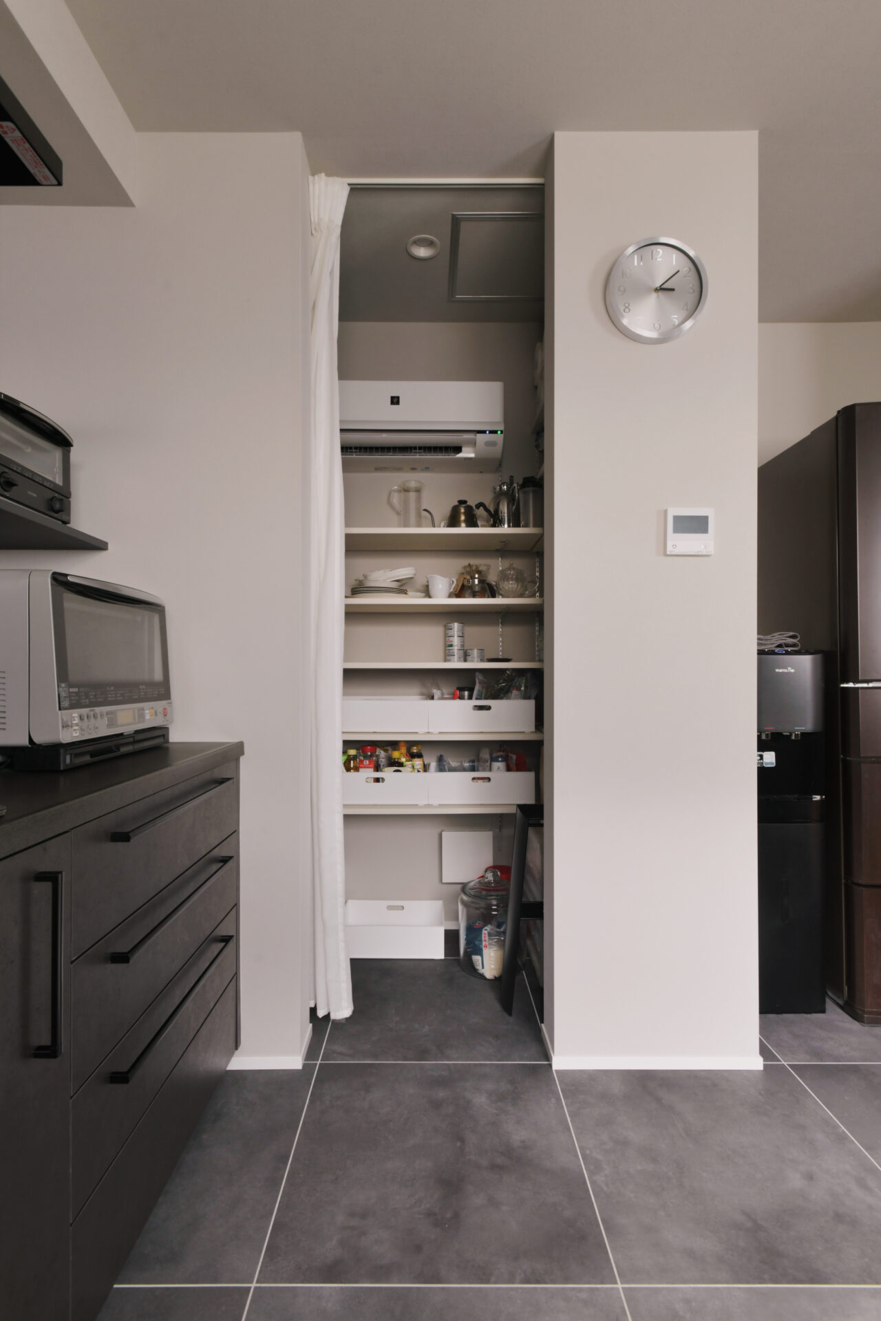 リノベーション事例_木造在来工法3階建て_キッチン_施工後_パントリー_小林 めぐみ_エントリエ