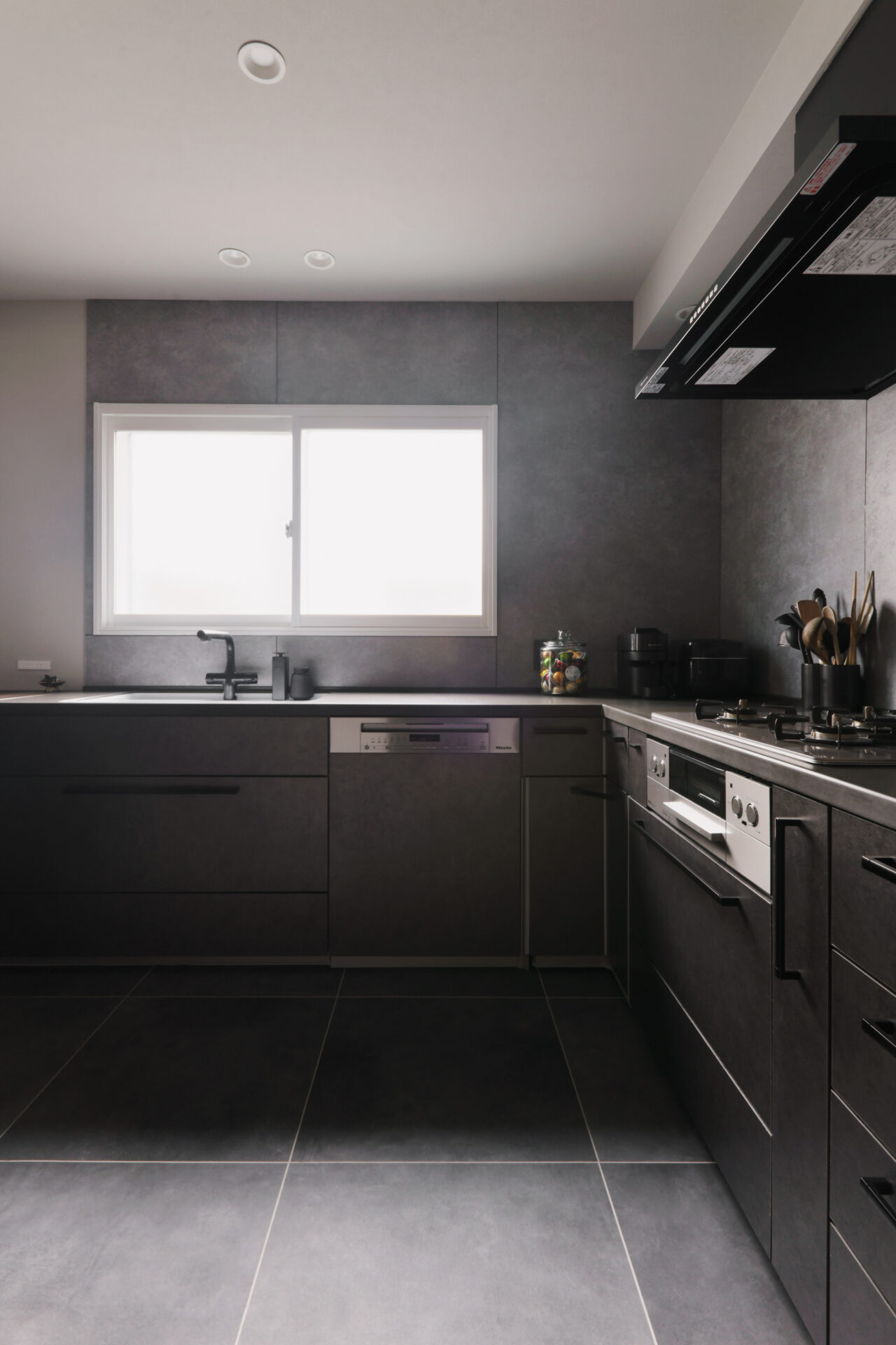 リノベーション事例_木造在来工法3階建て_キッチン_施工後_L型キッチン_小林 めぐみ_エントリエ