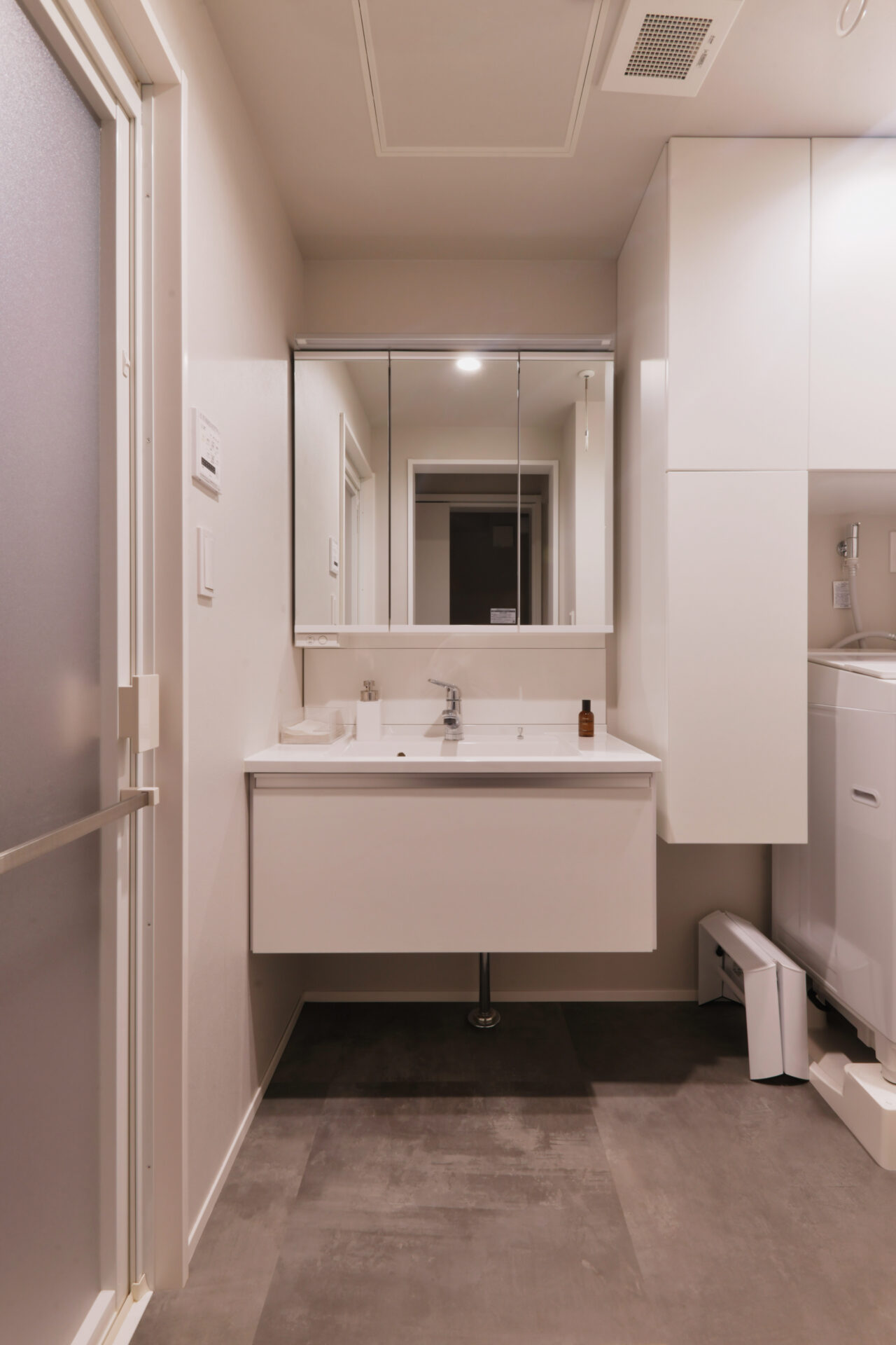 リノベーション事例_木造在来工法3階建て_洗面所_施工後_タイル_小林 めぐみ_エントリエ