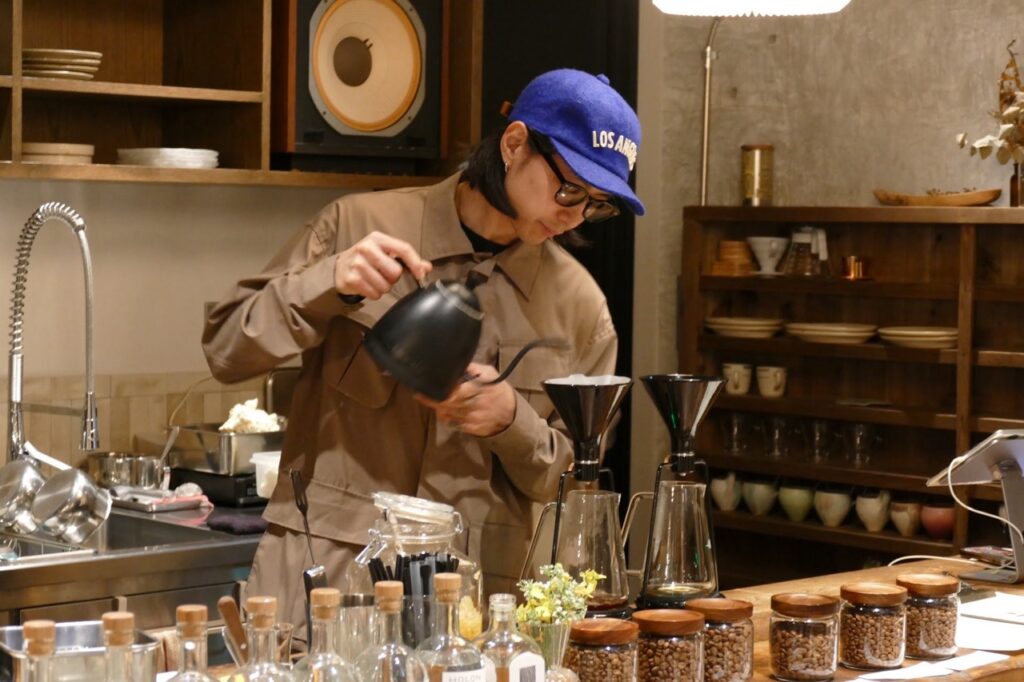 コーヒーを淹れる柴田さん。