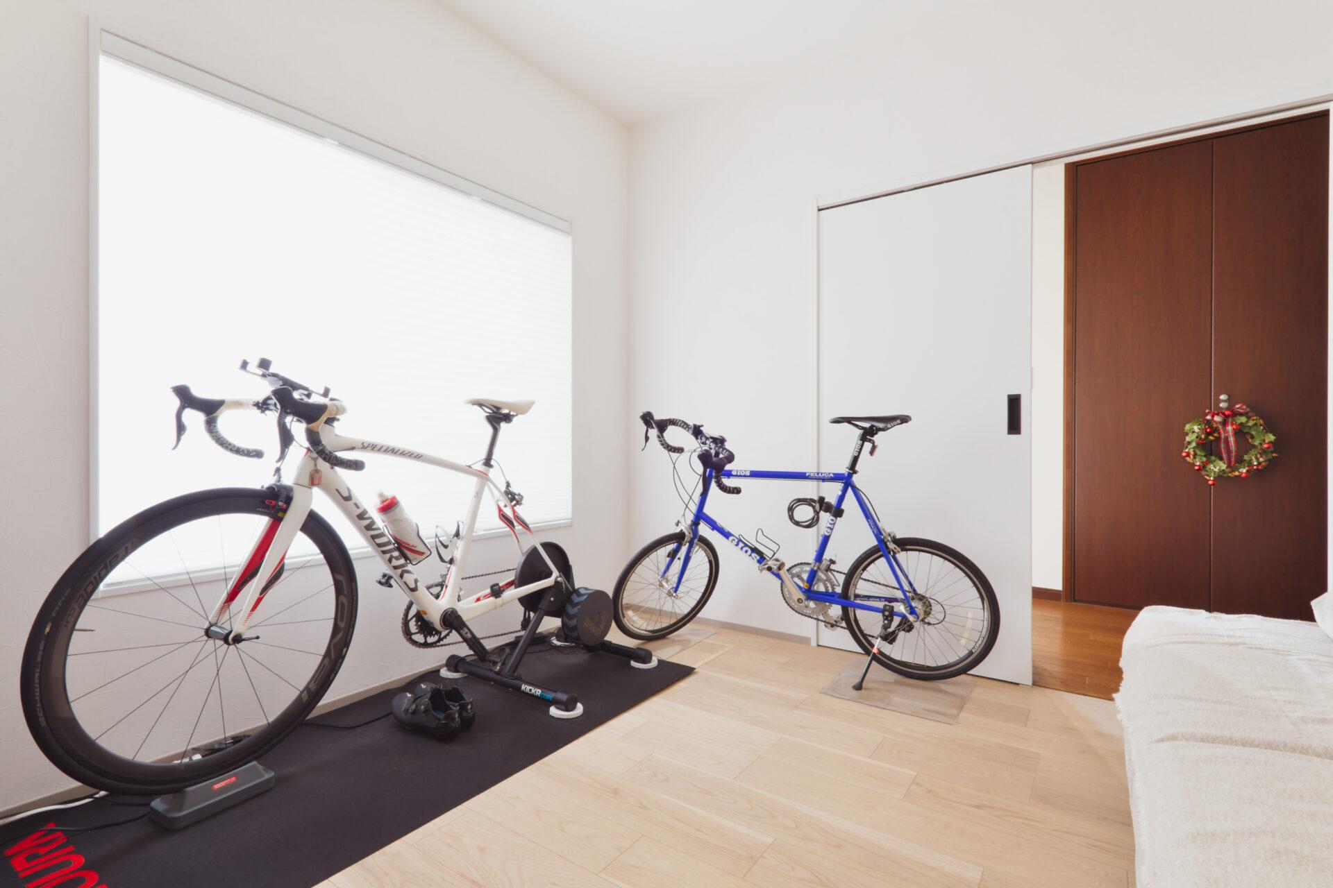 リノベーション事例_戸建て(2×4工法)_洋室_施工後_屋内自転車置き場_小林 めぐみ_エントリエ