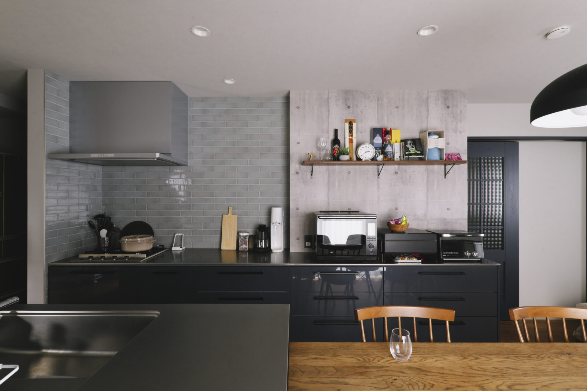 リノベーション事例_木造2階戸建て 築12年_キッチン_施工後_対面キッチン_鈴木 栄弥_エントリエ