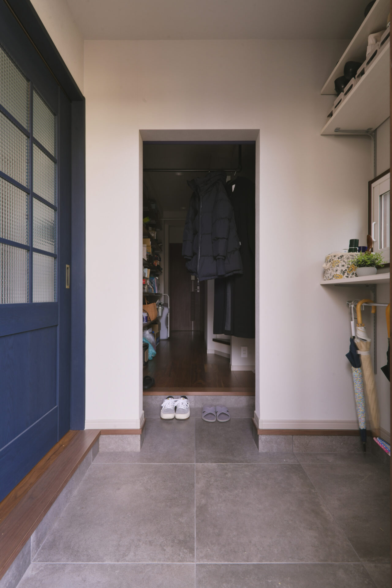 リノベーション事例_木造2階戸建て 築12年_玄関_施工後_タイル_鈴木 栄弥_エントリエ