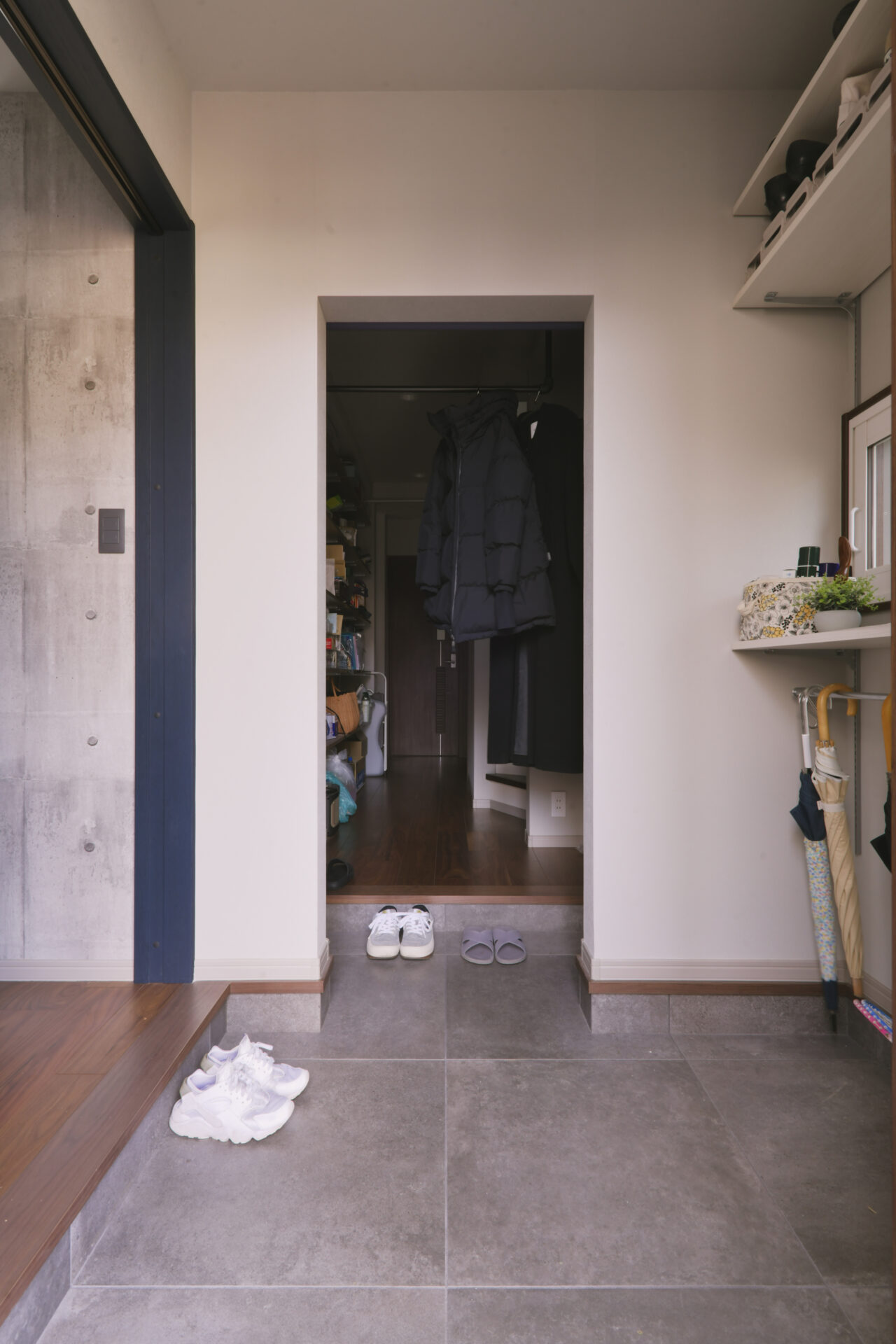 リノベーション事例_木造2階戸建て 築12年_玄関_施工後_タイル_鈴木 栄弥_エントリエ