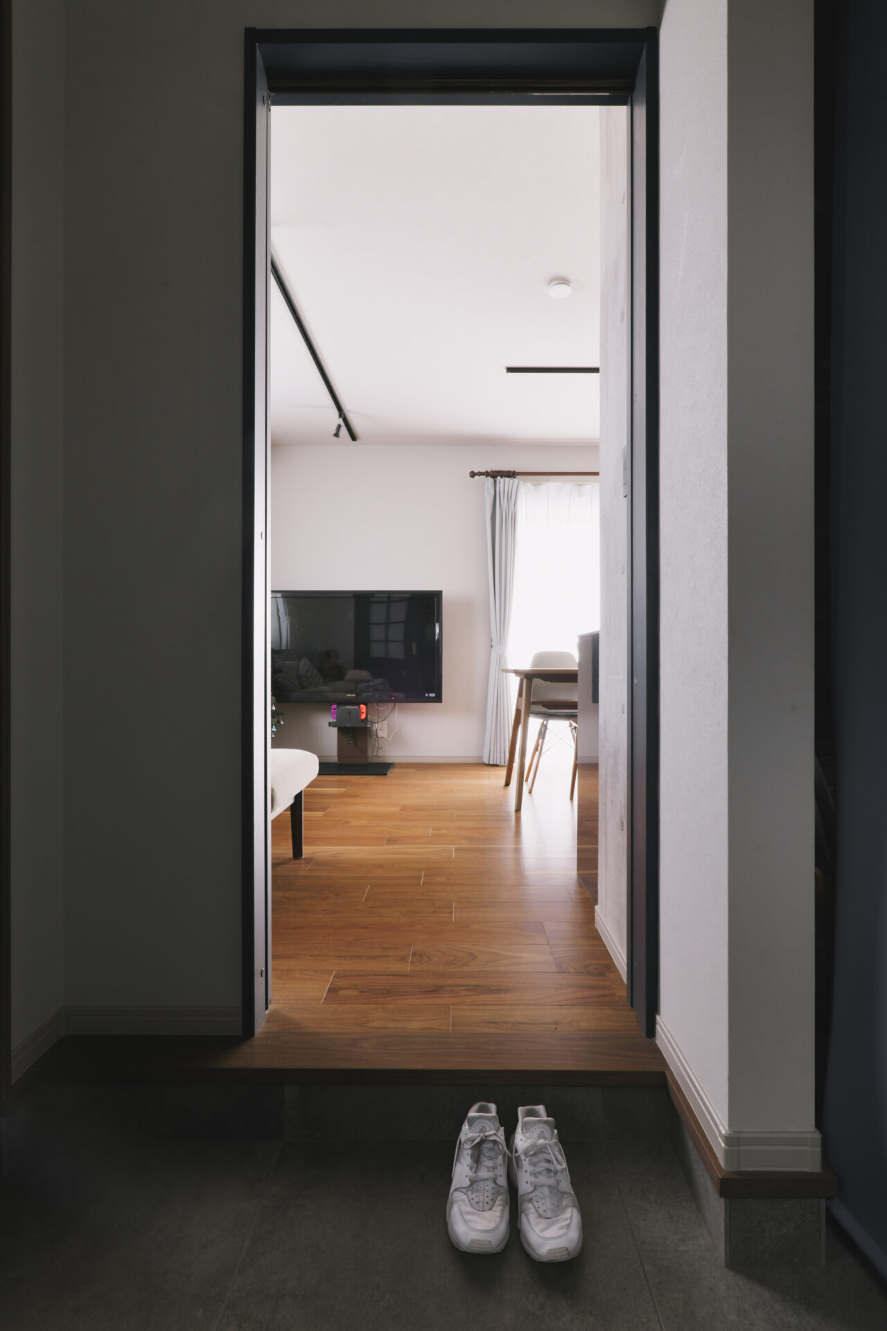 リノベーション事例_木造2階戸建て 築12年_玄関_施工後_タイル_鈴木 栄弥_エントリエ