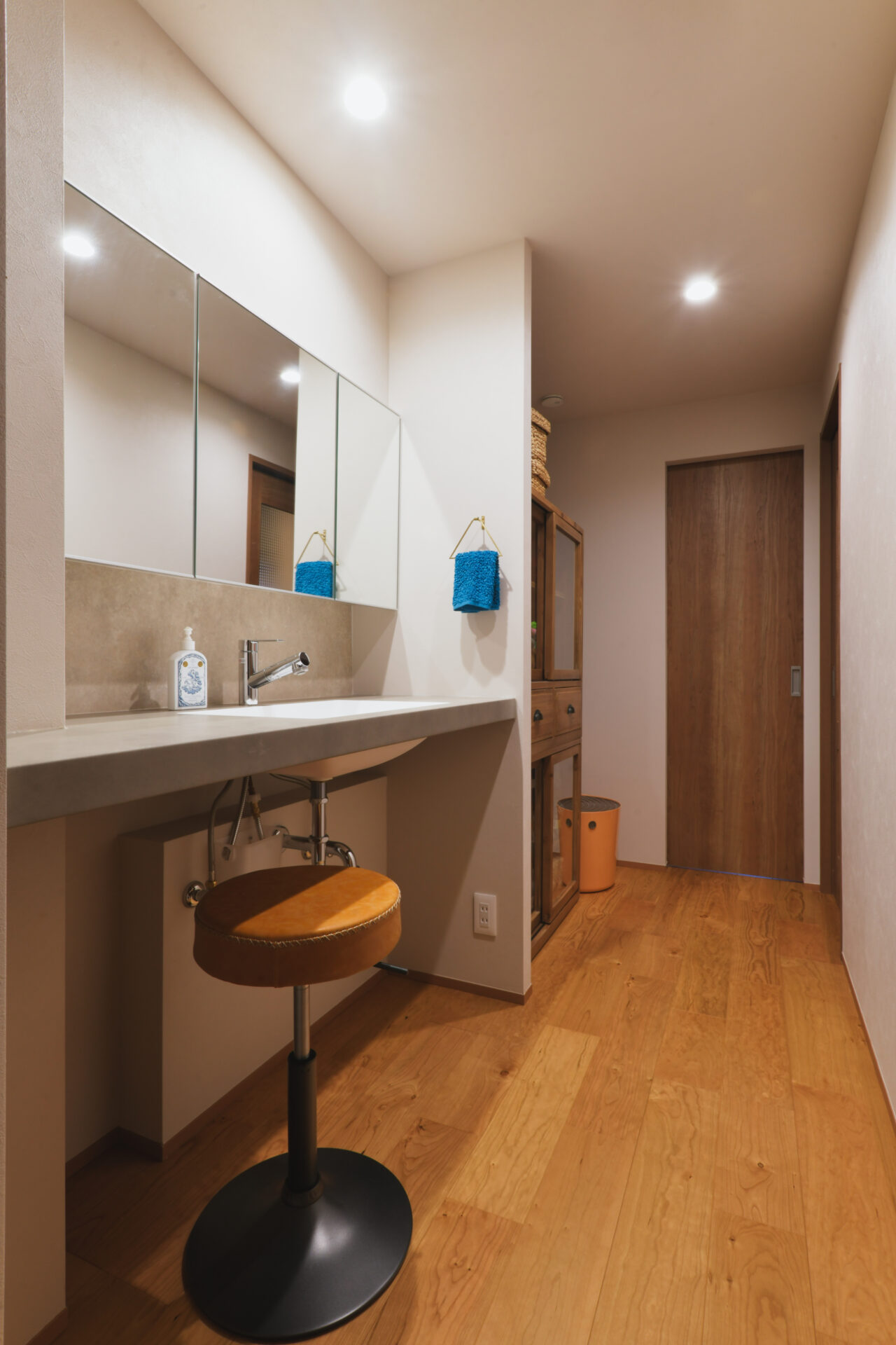 リノベーション事例_マンション・RC造_洗面所_施工後_造作洗面台_二見 奈々絵_エントリエ