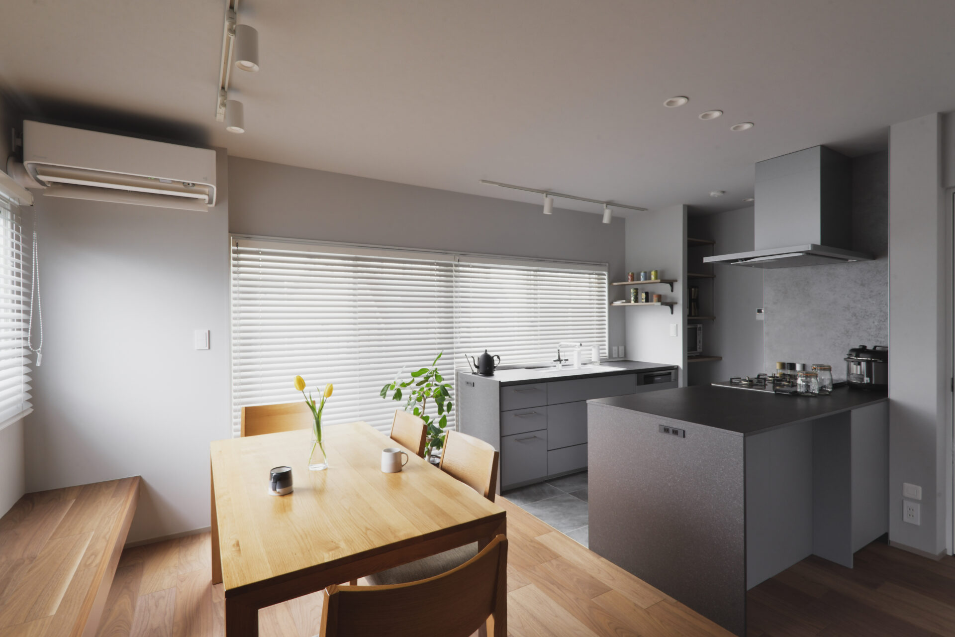 ふたつの暮らし、ひとつの家。家族の記憶を受け継ぐ二世帯リノベーション