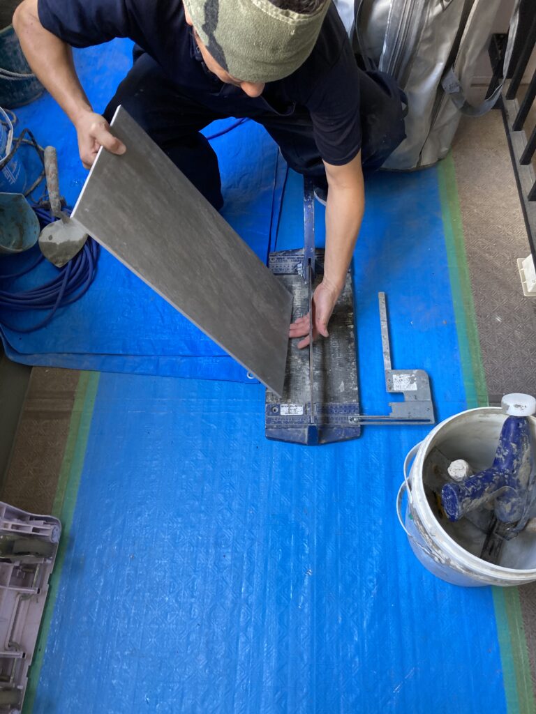 タイル貼り_工事現場_担当澤雄太_エントリエ