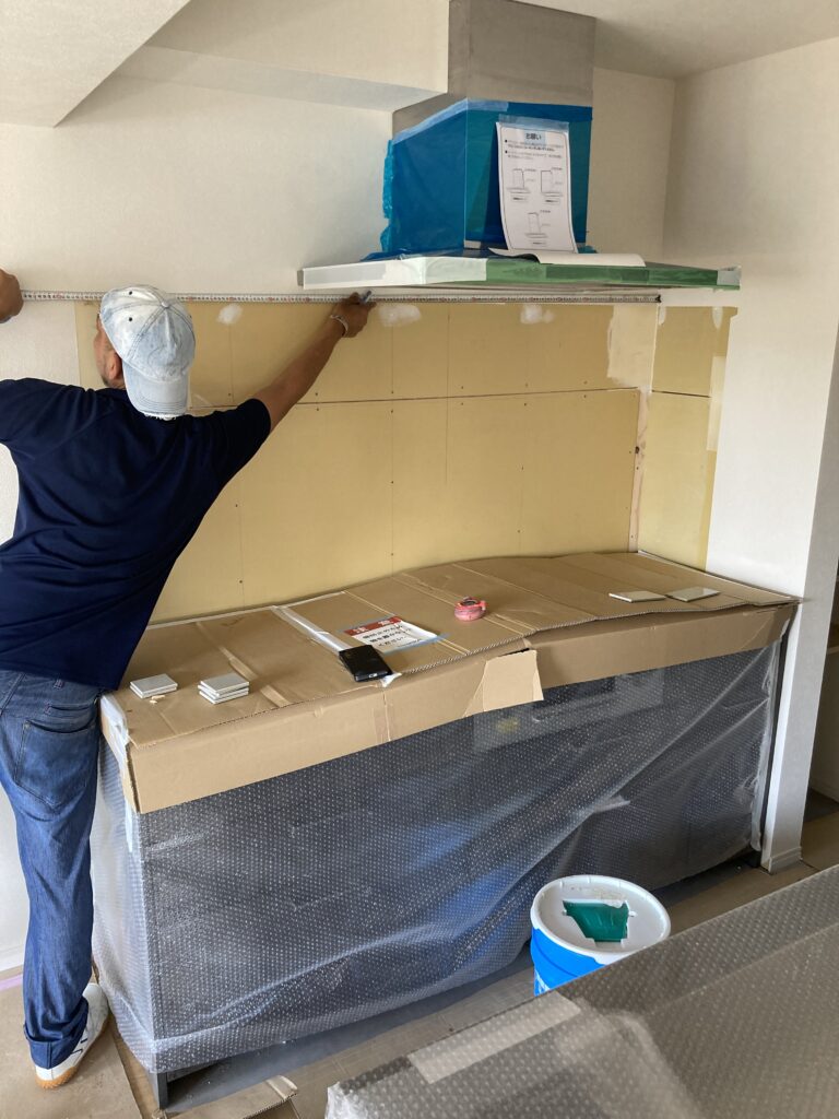 タイル貼り_工事現場_担当澤雄太_エントリエ
