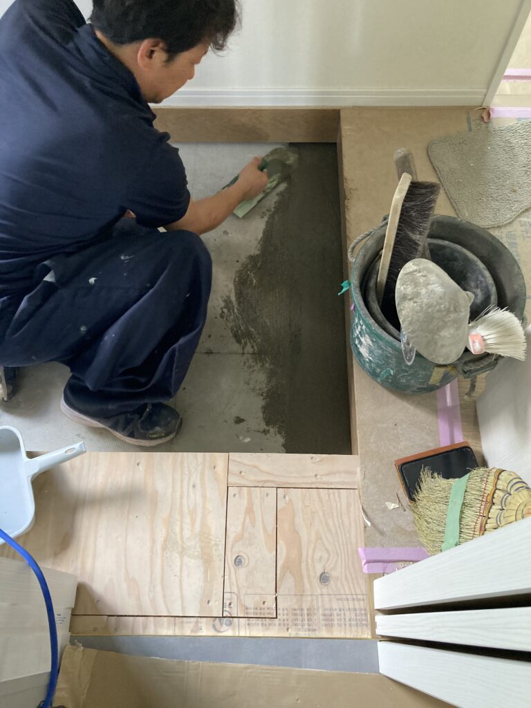 タイル貼り_工事現場_担当澤雄太_エントリエ