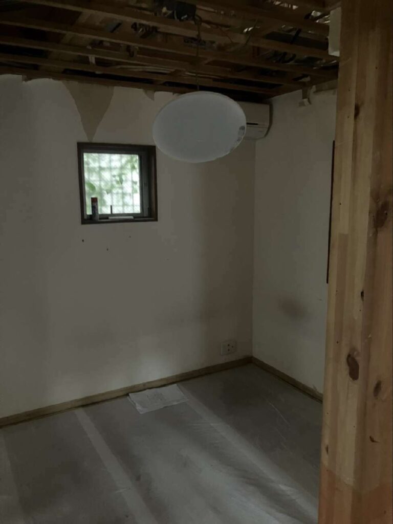 戸建て_リノベーション_解体現場_養生された既存フローリング_澤雄太_エントリエ