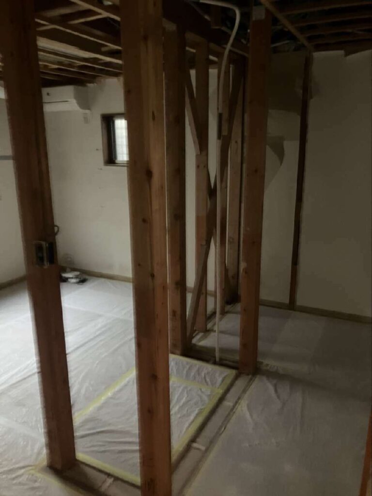 戸建て_リノベーション_解体現場_養生された既存フローリング_澤雄太_エントリエ