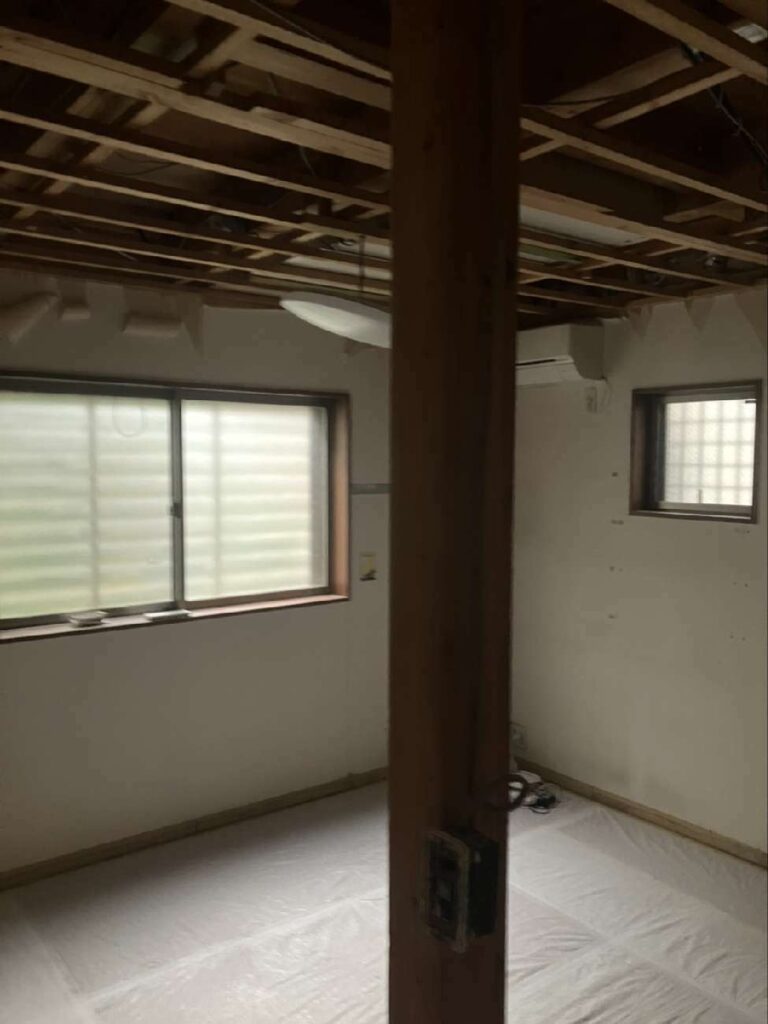 戸建て_リノベーション_解体現場_養生された既存フローリング_澤雄太_エントリエ
