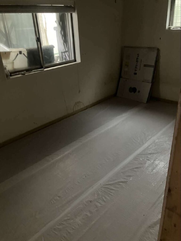 戸建て_リノベーション_解体現場_養生された既存フローリング_澤雄太_エントリエ