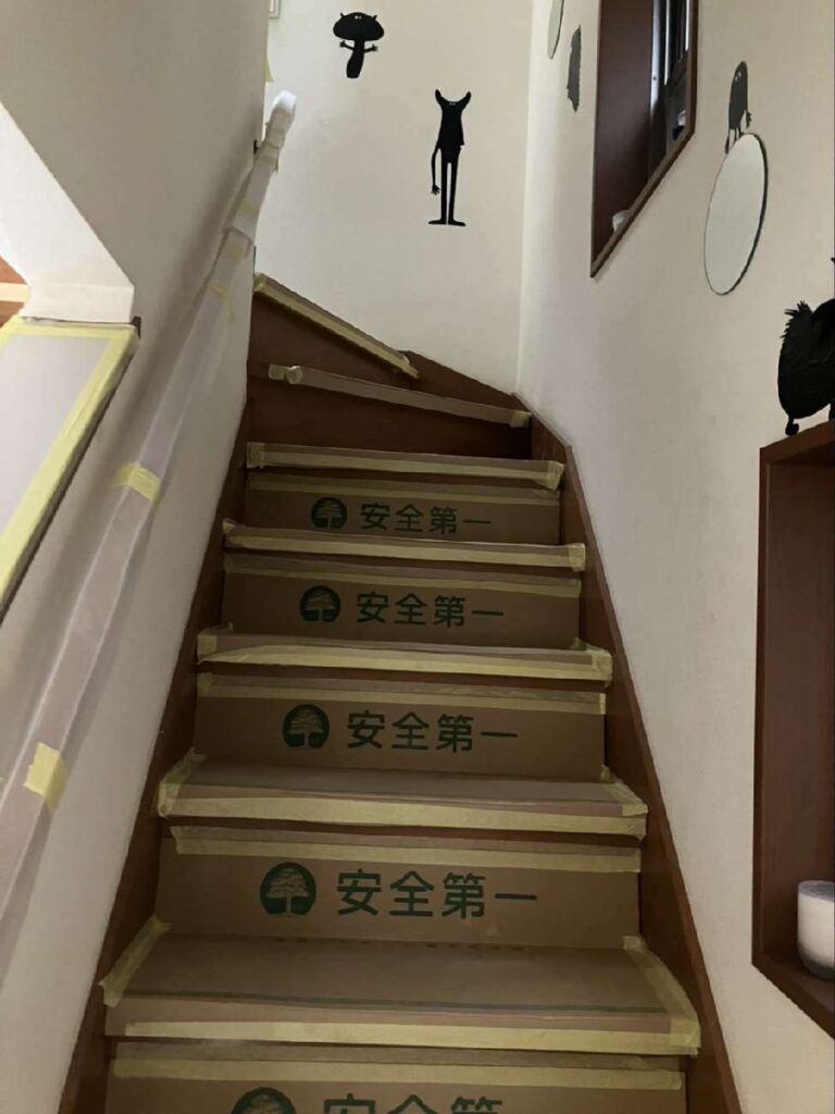 戸建て_リノベーション_解体現場_階段の養生中_澤雄太_エントリエ