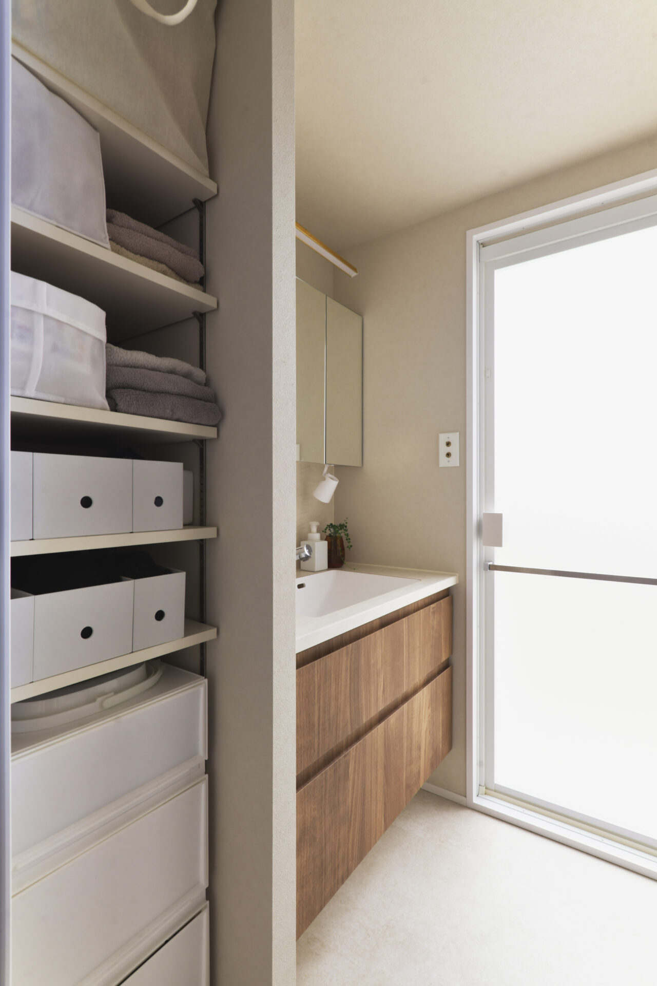 段差でつなぐ、素材で分ける。日常にリズムがうまれる、心地よい動線のお家