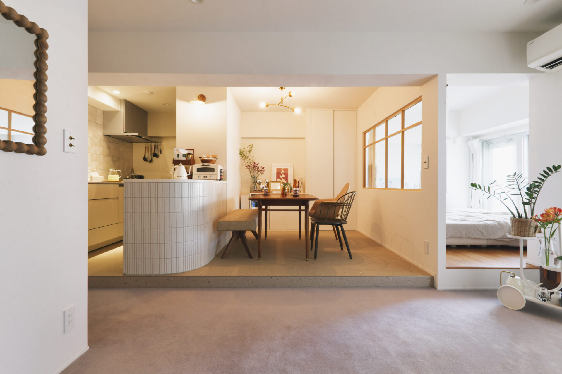 段差でつなぐ、素材で分ける。日常にリズムがうまれる、心地よい動線のお家