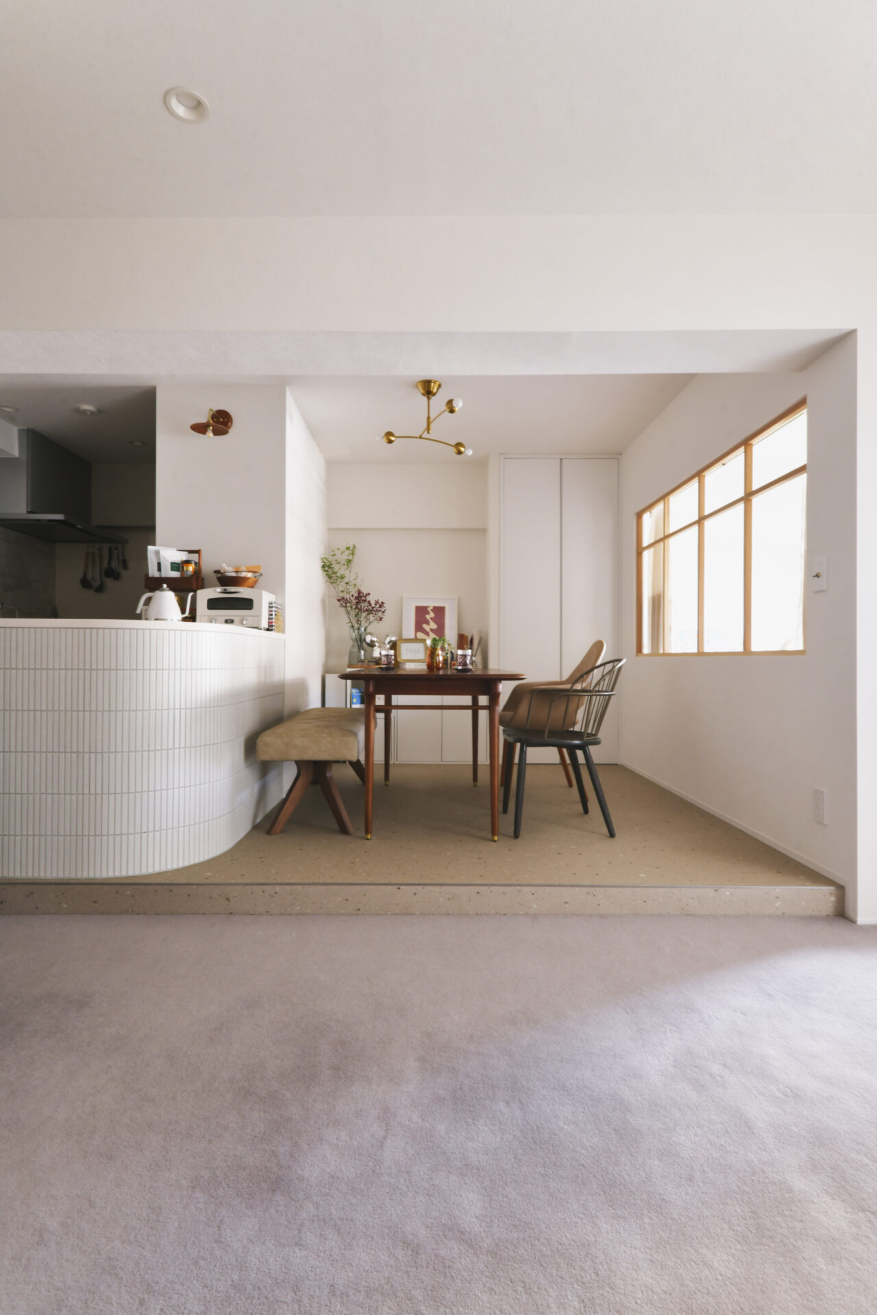 段差でつなぐ、素材で分ける。日常にリズムがうまれる、心地よい動線のお家