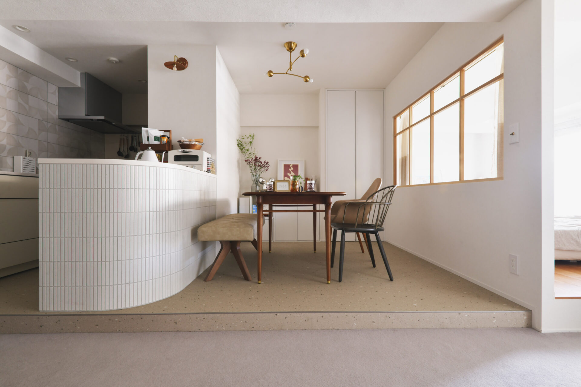 段差でつなぐ、素材で分ける。日常にリズムがうまれる、心地よい動線のお家