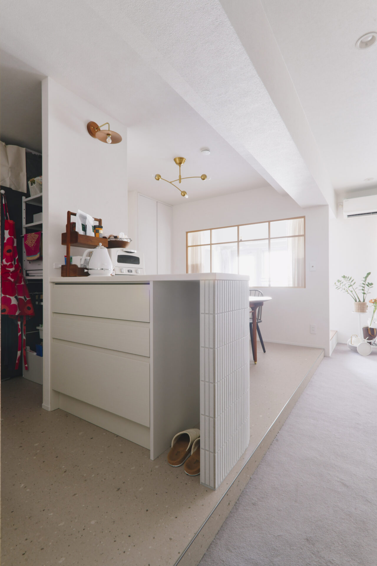 段差でつなぐ、素材で分ける。日常にリズムがうまれる、心地よい動線のお家