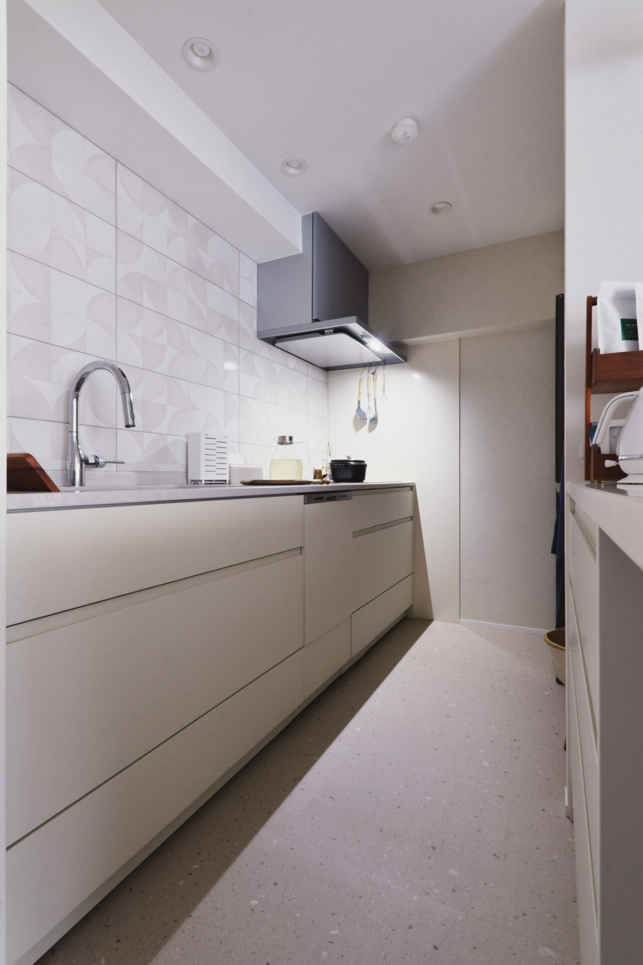 段差でつなぐ、素材で分ける。日常にリズムがうまれる、心地よい動線のお家