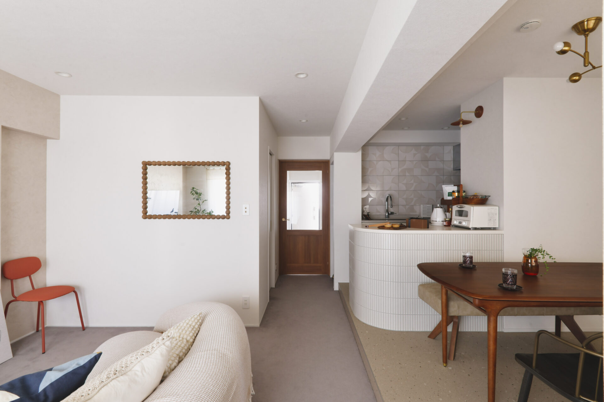 段差でつなぐ、素材で分ける。日常にリズムがうまれる、心地よい動線のお家