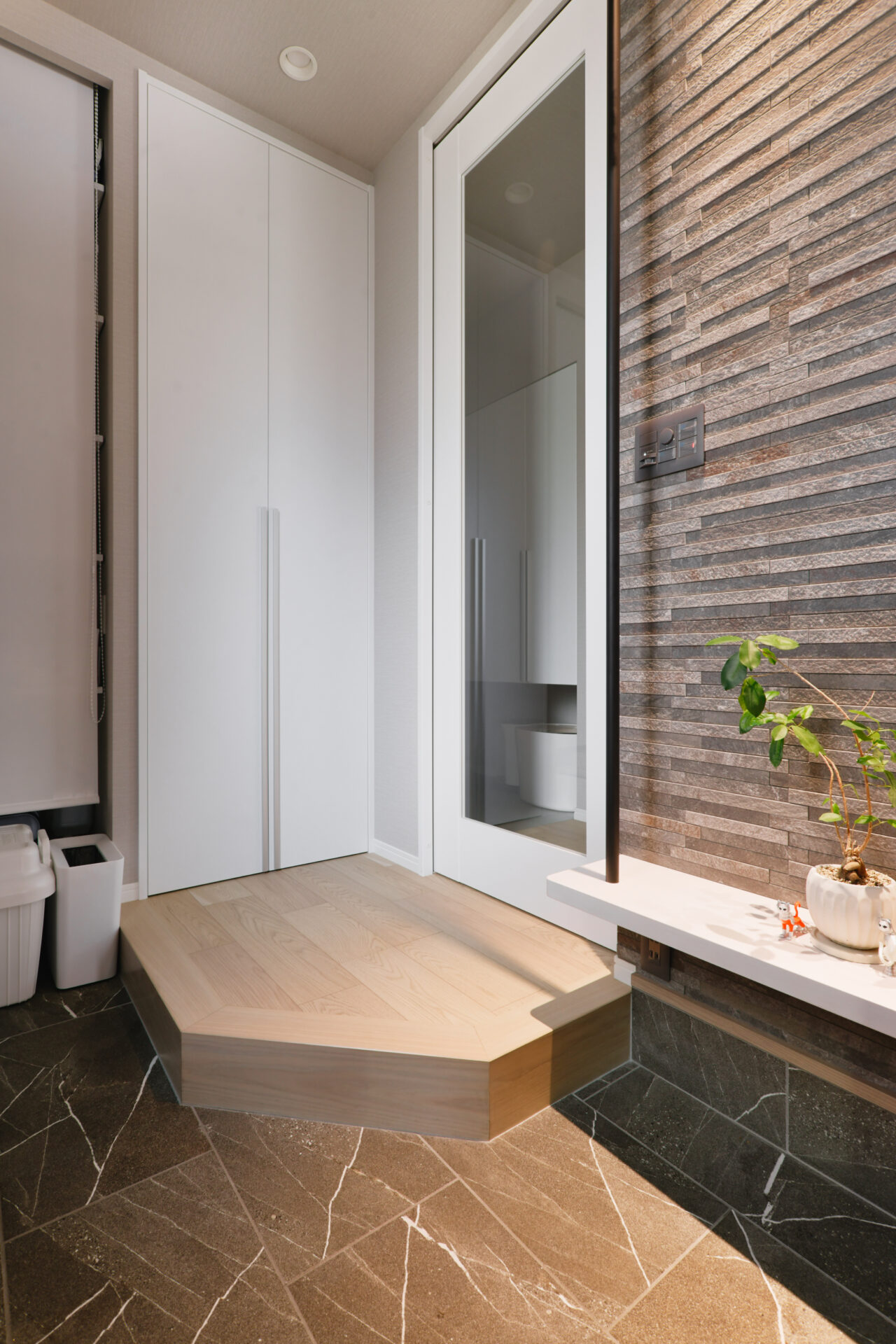 リノベーション事例_戸建て_玄関_エコカラット_施工後_田畑照子_エントリエ