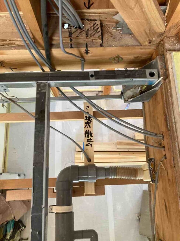 戸建てリノベーション_配管の位置確認の様子_エントリエ_澤雄太