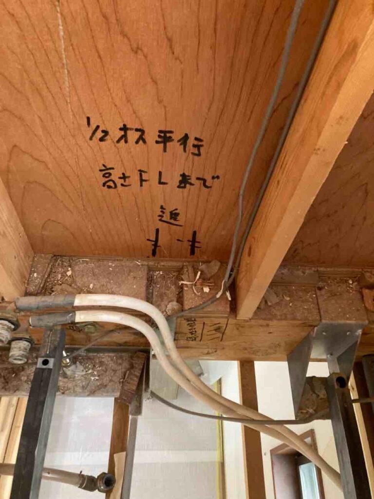 戸建てリノベーション_配管の位置確認の様子_エントリエ_澤雄太