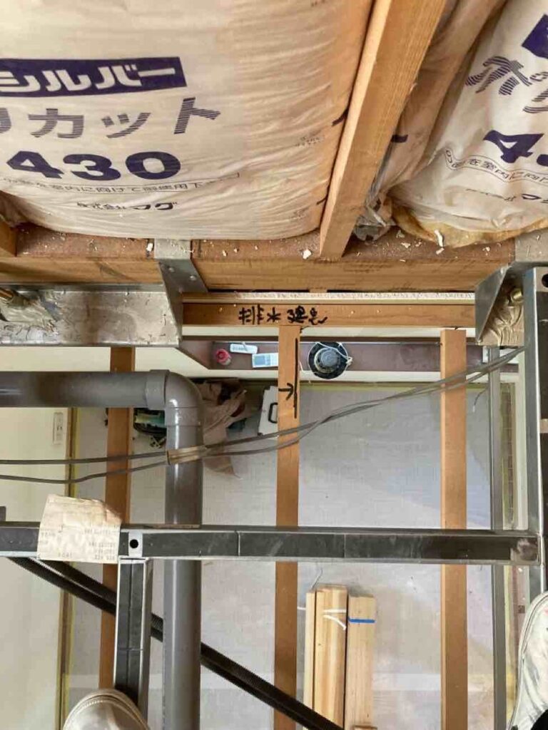 戸建てリノベーション_配管の位置確認の様子_エントリエ_澤雄太