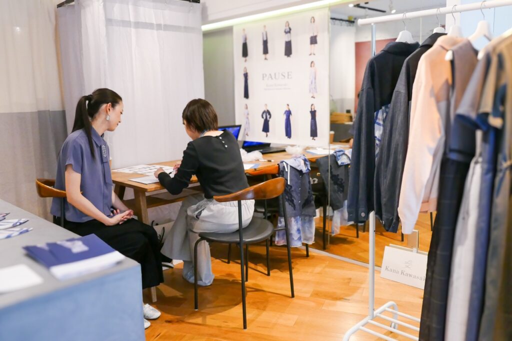 “一時停止”の中に見つける、装う楽しみ | Kana Kawasakiの2026年春夏の展示会 “PAUSE” レポート