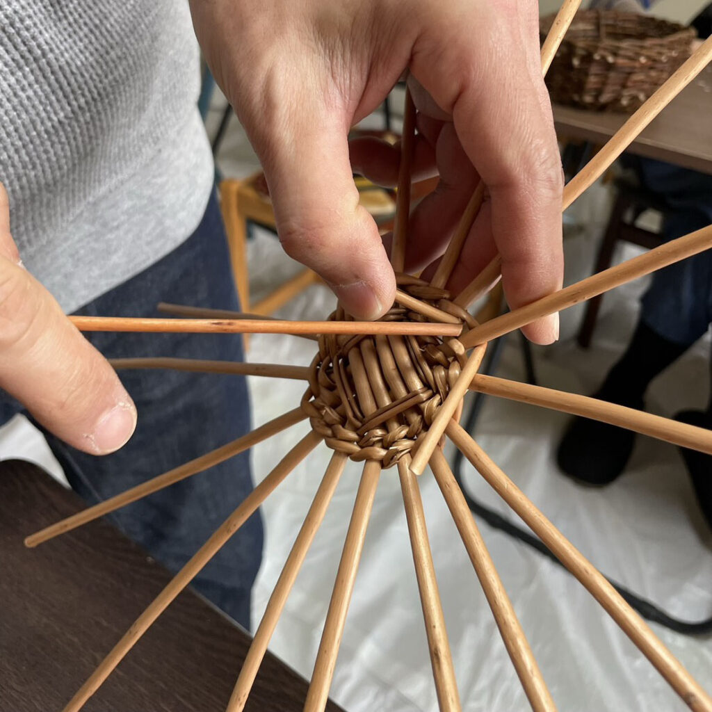 一本一本を編み重ねる様子。意外と力を使う作業です_たんざわさちよの暮らしの一品_エントリエマガジン